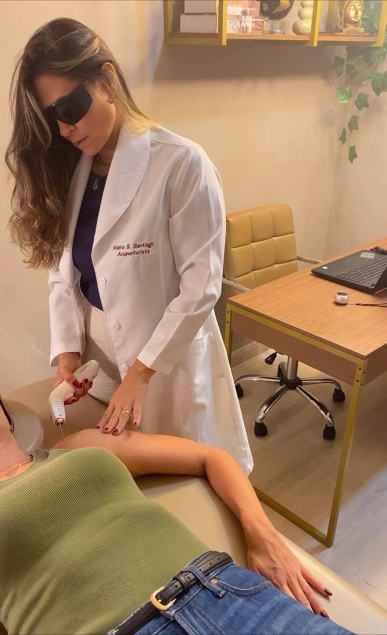 Maíra Santiago palestrando sobre acupuntura oncológica na Oncologia D'Or